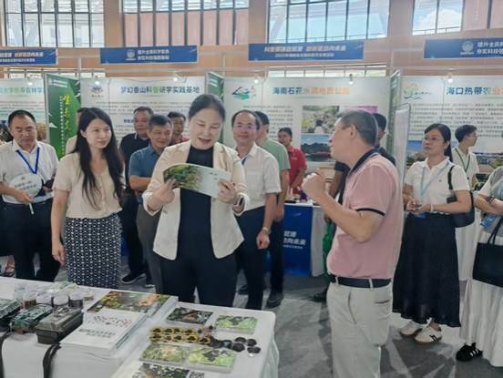 探索生命密碼，守護綠色家園——生態(tài)學院在2025年海南省全國科普月活動中展現(xiàn)自然科學研究風采